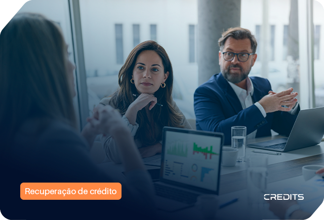 Colaboradores conversando sobre como automatizar a régua de cobrança