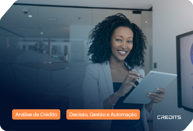Empreendedora fazendo análise de crédito automatizada.