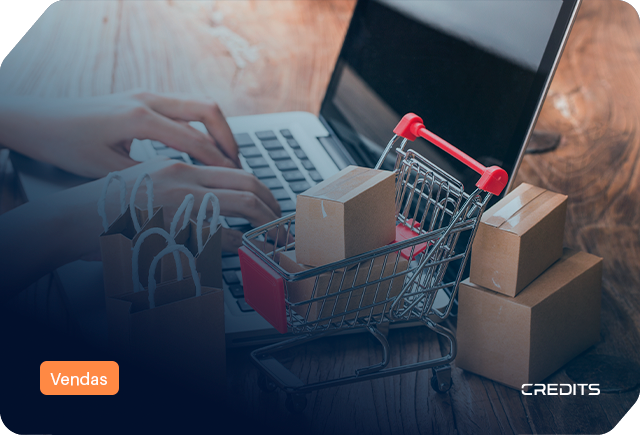 Empresário conferindo as oportunidades de negócios no mercado digital