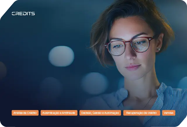 Mulher olhando para o computador utilizando soluções integradas