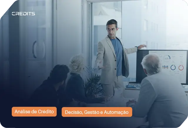 Reunião corporativa onde um homem, de pé, apresenta dados estatísticos e gráficos sobre a black friday no ecrã a três colegas.