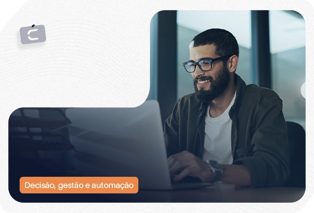 Homem de óculos utilizando notebook em escritório, com o logotipo da marca 'C' no canto superior e etiqueta laranja destacando 'Decisão, gestão e automação', ilustrando um motor de crédito.